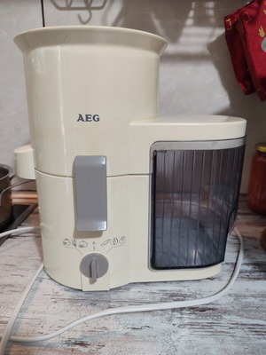 AEG ESF 103 винтидж сокоизстисквачка употребявана, бяла
