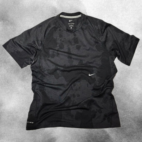 Nike Athletic Shirt like new, black retro Body Shop T-Shirt