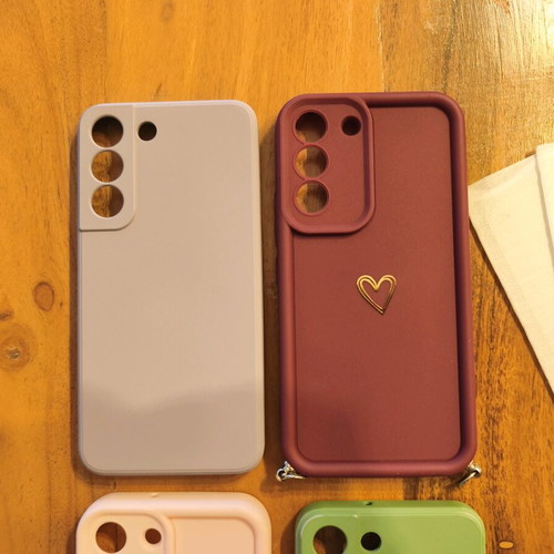 Samsung Galaxy s22 phone cases new, 4 cases and 4 screen protectors