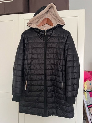 Black jacket like new with hood and fur lining, size S