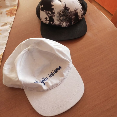 Set of 2 original caps with visor, modern design