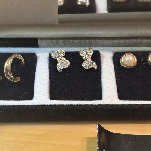 Pierre Cardin earring case like new, 6 pairs
