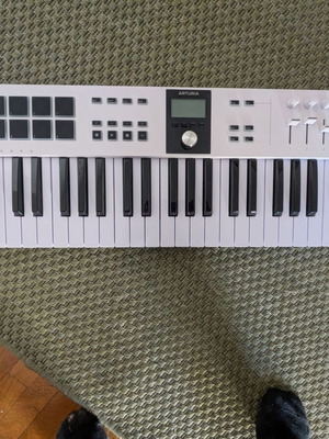 Arturia Midi Keyboard KeyLab Essential 61 keys white like new