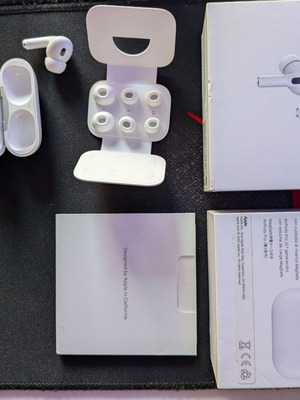 Apple AirPods Pro 2nd Gen. MQD83ZM/A Magsafe Lightning, used, missing right earbud