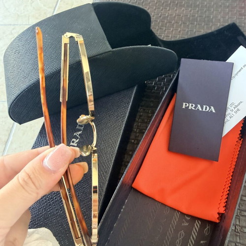Prada sunglasses like new, brown