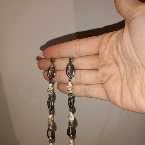 Long earrings like new with shells, silver color