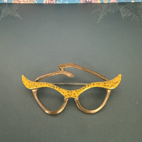 Vintage fashion pin set of 3 multicolor, like new