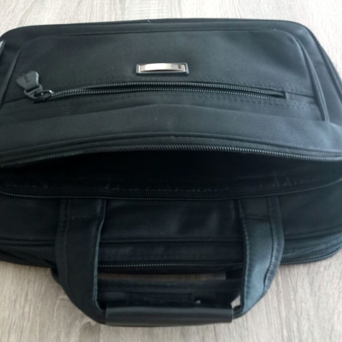 Yuan Cheng black hand shoulder bag like new, 40x30 cm