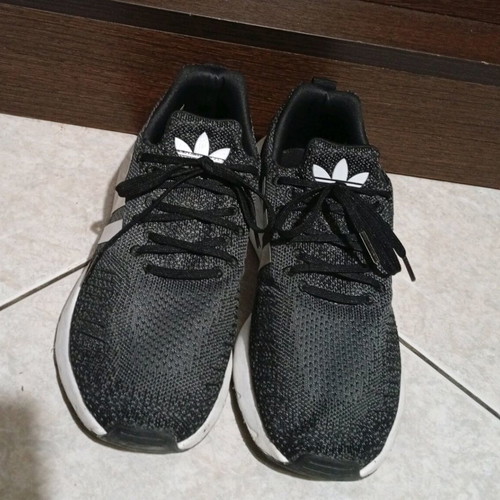 Adidas Swift Run 22 athletic shoes size 43 like new, gray