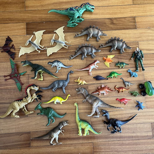 Dinosaur figures like new, set of over 30, various types and sizes