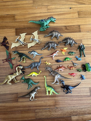 Dinosaur figures like new, set of over 30, various types and sizes