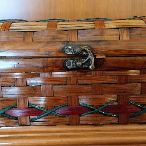 Woven wicker drink holder used with decorative pattern
