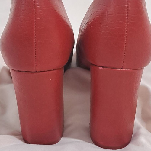 Red pumps size 36 with embossed croco texture, Diamantique, like new