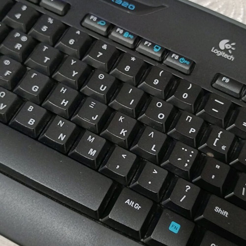 Logitech MK320 wireless keyboard and mouse combo like new