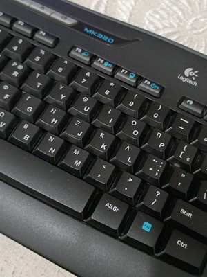 Logitech MK320 wireless keyboard and mouse combo like new