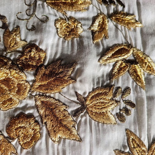 Set of 3 vintage gold-embroidered linens like new