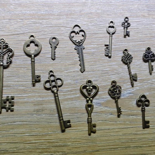 Decorative vintage keys set of 12, like new, brass look