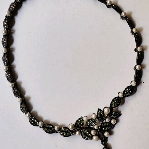 Retro style necklace with pearls like new