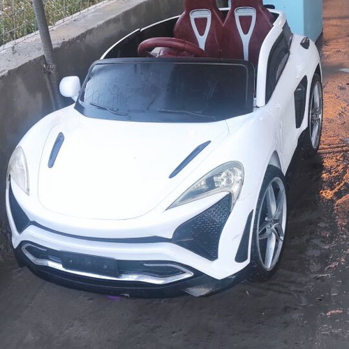 Electric children's car like new with remote control and radio