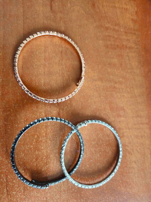 Bracelets like new, set of three in rose gold, blue and silver with rhinestones