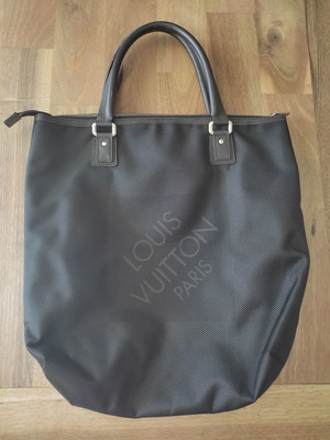 Тоте чанта Louis Vuitton автентична, като нова, черна с кафява дръжка