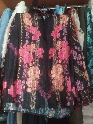 Πουκάμισο Vassia Kostara μεταχειρισμένο, μέγεθος S, μαύρο με λουλούδια