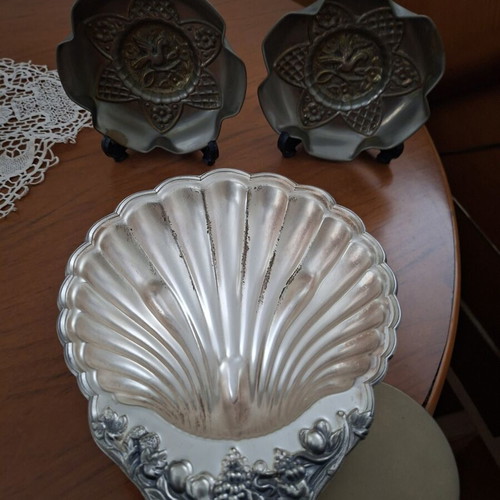 Decorative shell-shaped platter 1960 with 2 ashtrays with stands