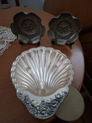 Decorative shell-shaped platter 1960 with 2 ashtrays with stands