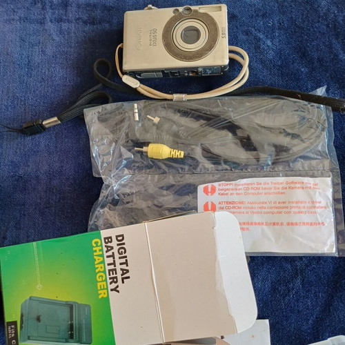 Canon IXUS 50 Digital Compact Camera 5.0MP with accessories