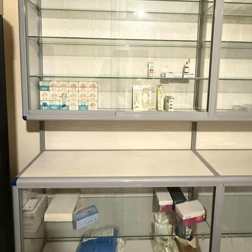Display cabinet with glass shelves like new, metal frame