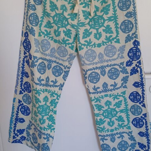 Amelia pants size M like new, white and blue