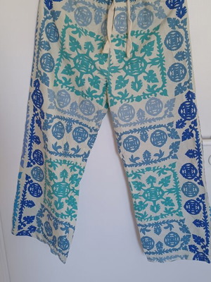 Amelia pants size M like new, white and blue