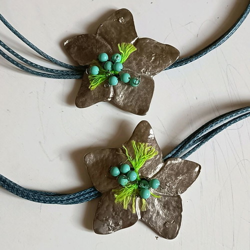 Jewelry set like new with turquoise necklace and bracelet with flowers