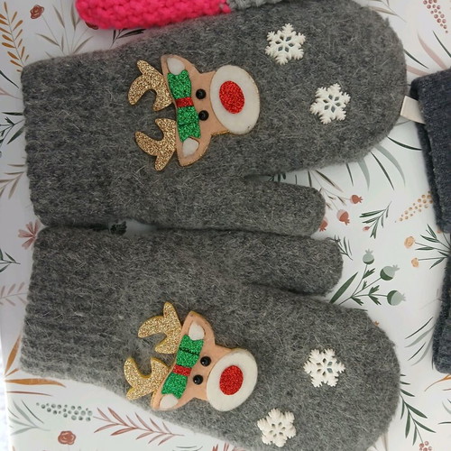 Children's hats and gloves like new