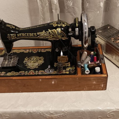 Mercedes sewing machine like new