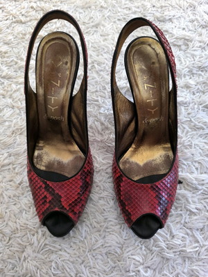JLo heels in very good condition, black and gold
