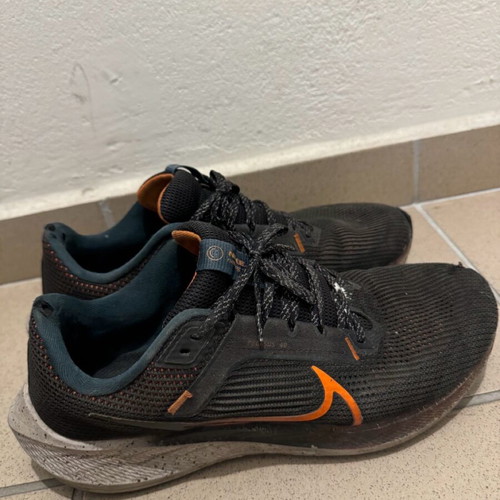 Nike athletic shoes size 43 like new, black and orange