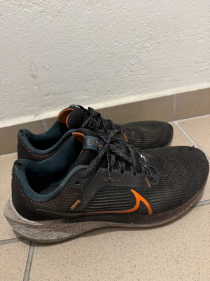 Nike athletic shoes size 43 like new, black and orange