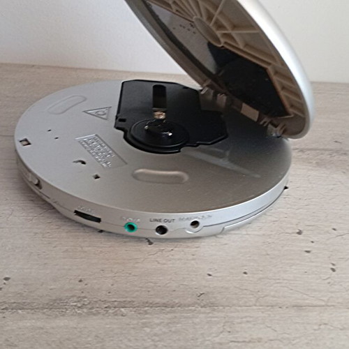 CD players set of 3 used, two with radio