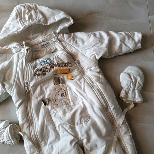 Baby exit suit with detachable gloves and booties new