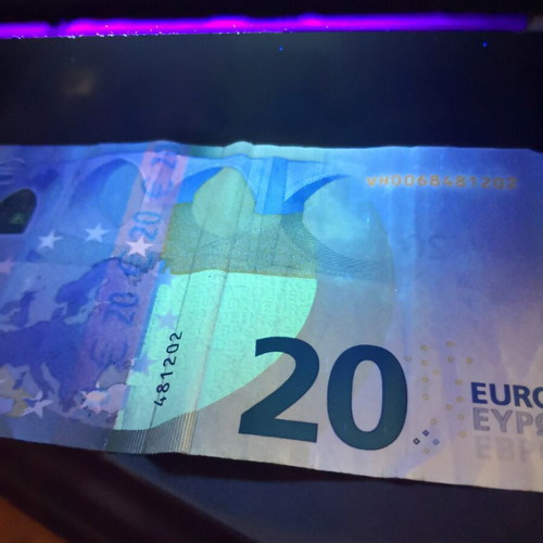 UV light device for counterfeit banknotes detection