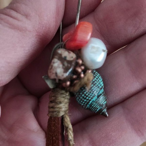 Handmade earrings used with stones, shell and leather