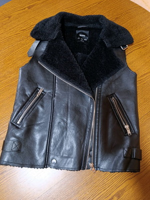 Bershka leather vest size M like new, black