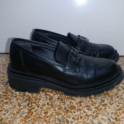 Commanchero black leather loafers like new with silver buckle