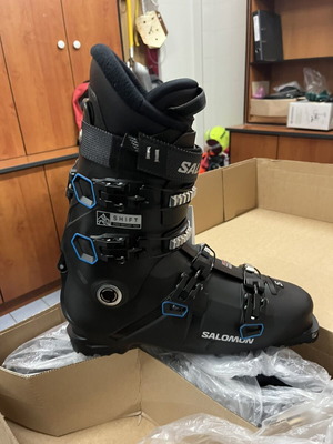 Salomon ski boot size 100 new