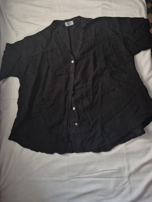 Italian linen shirt like new, black, sizes M and L