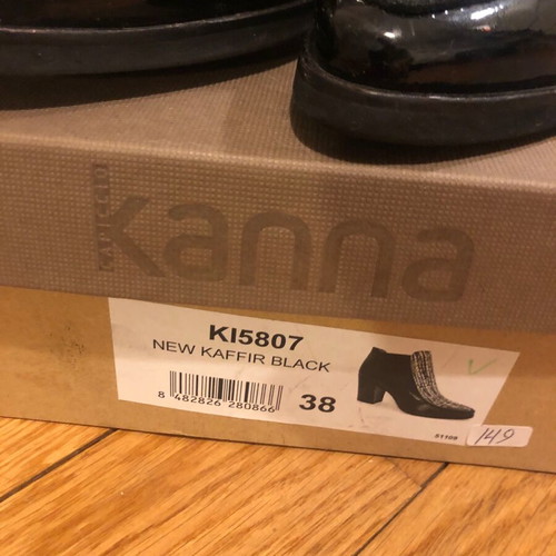 Kanna black patent leather ankle boots size 38 like new
