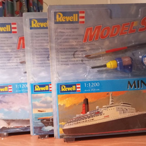 Revell model ship set with 4 ships and painting accessories