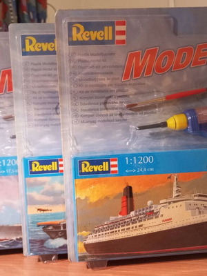Revell model ship set with 4 ships and painting accessories