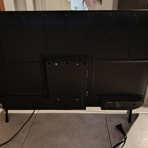 Hisense 40" TV with broken screen